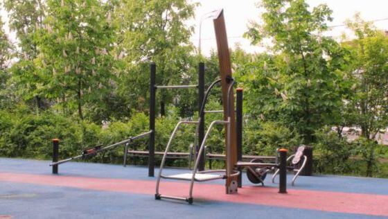 How To Build Jungle Gym: Laying decking